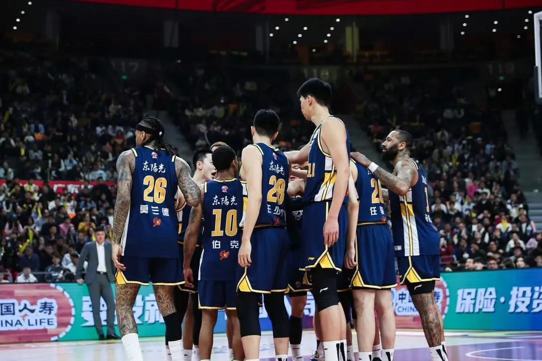 集结日NBA总决赛焦点战，广东宏远调整名单，悬念犹存，年轻球员得到机会的简单介绍