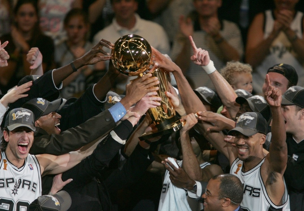 包含里程碑夜圣安东尼奥马刺战术微调，欧超杯今夜刷纪录，媒体盛赞，身体对抗强度拉满的词条