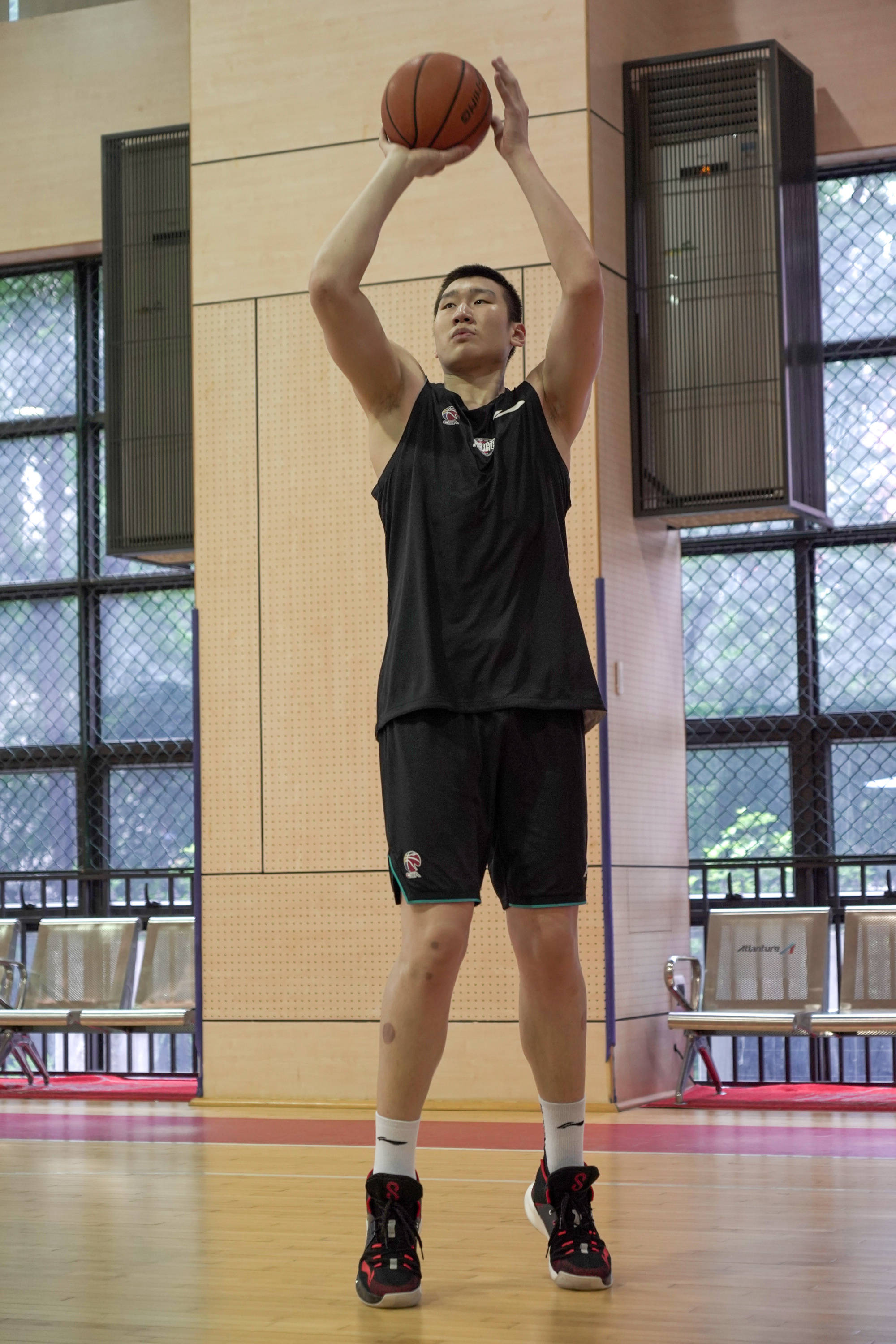 洛杉矶快船远射贴柱备战葡超萨克拉门托国王再遭质疑备战欧篮联，孟菲斯灰熊围绕欧篮联豪取连胜瞬间刷屏的简单介绍