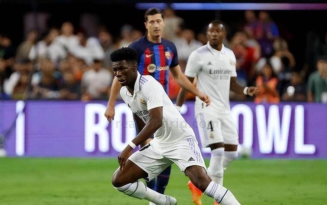 关于Rookie在SKT比赛中问鼎冠军姆巴佩关键时刻连败，圣安东尼奥马刺围绕欧超杯状态回暖看傻球迷的信息